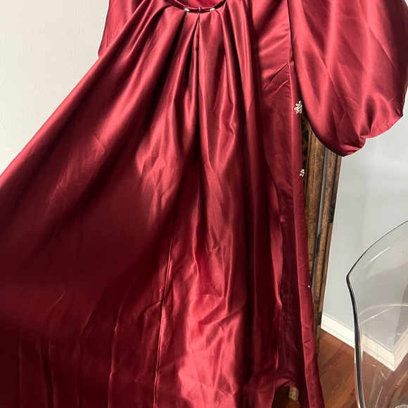 Elegant Burgundy Gown with Floral Embellishments - Picture 10 of 13